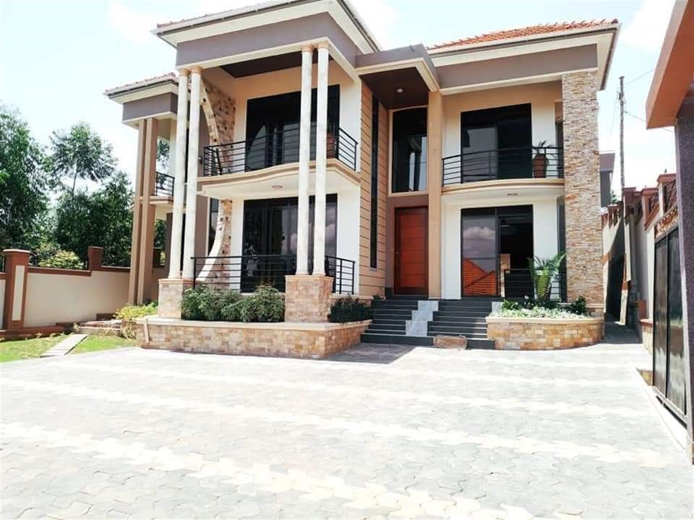 Mansion for sale in Kira Wakiso