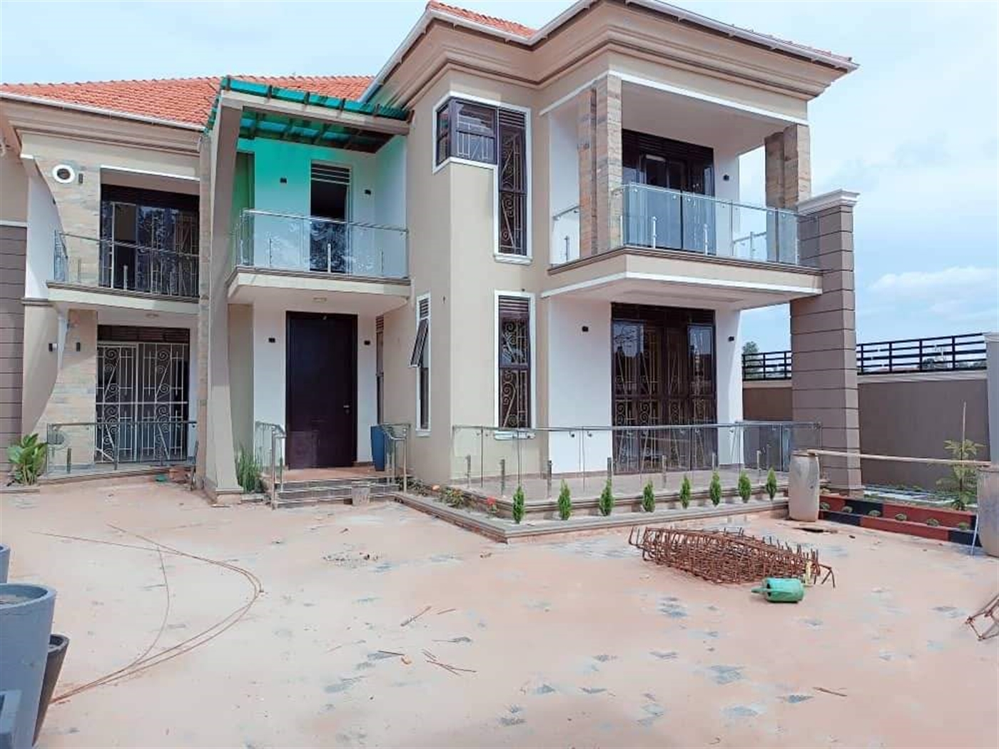 Mansion for sale in Kira Wakiso