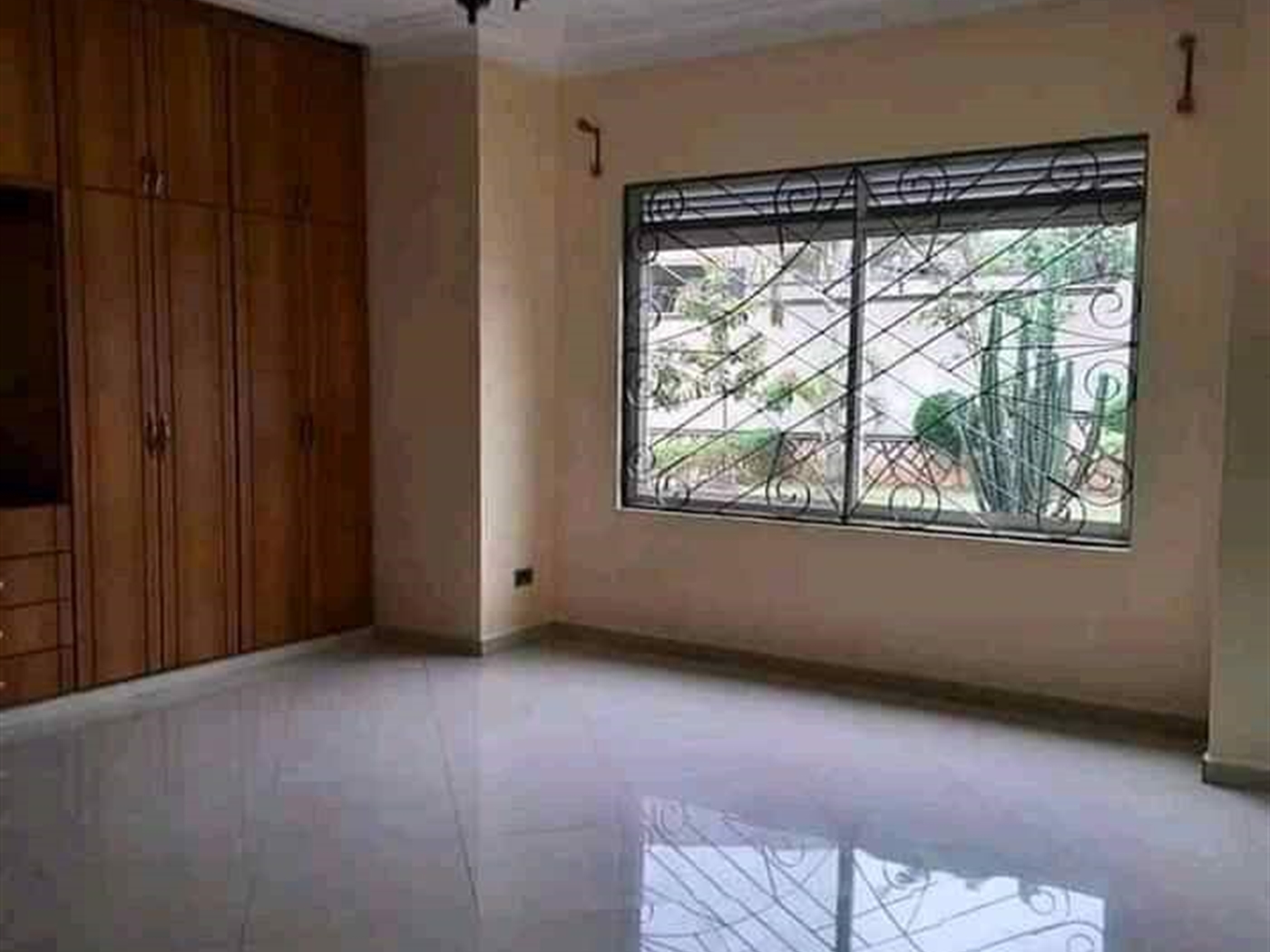 Bungalow for rent in Kiwaatule Kampala