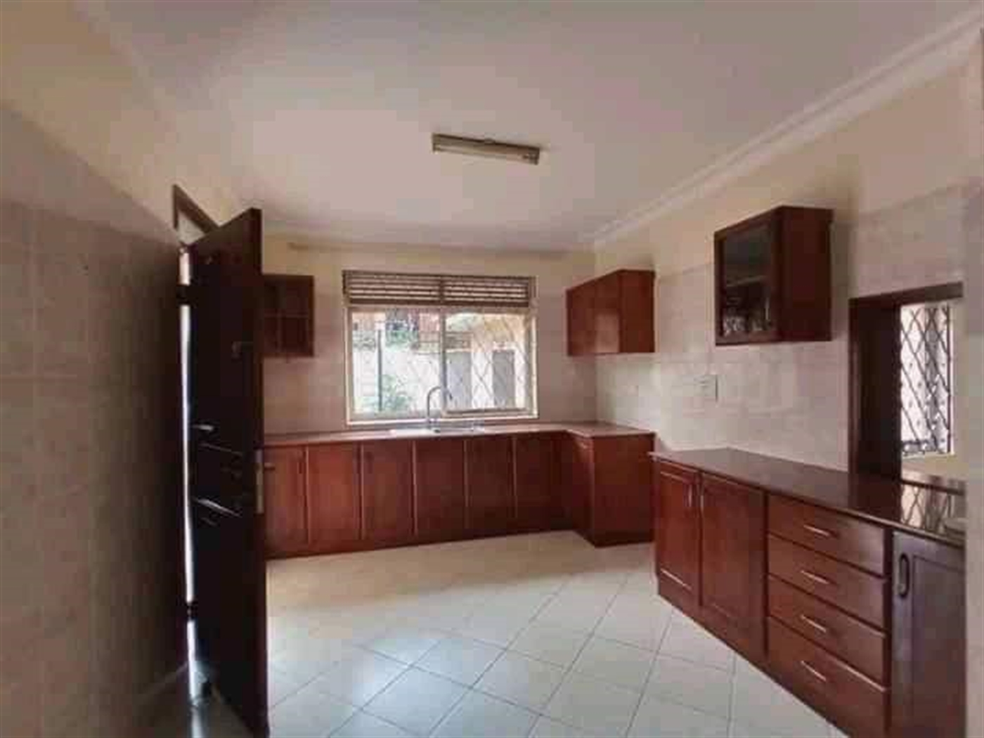 Bungalow for rent in Kiwaatule Kampala