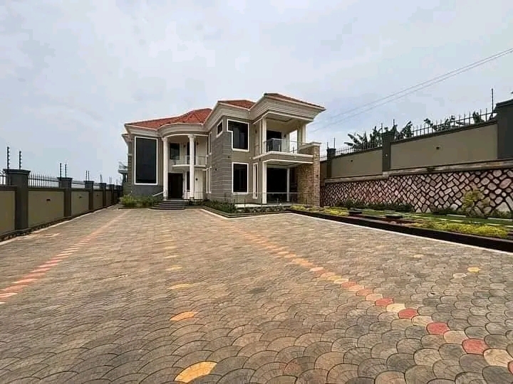 Mansion for sale in Kira Wakiso