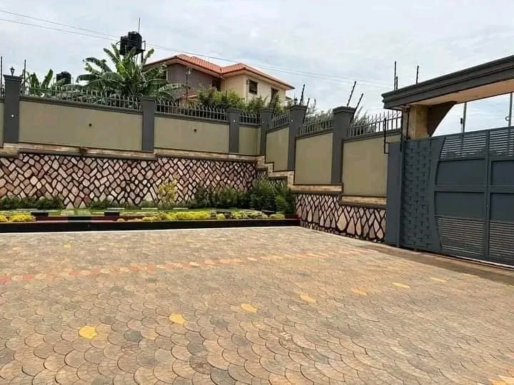 Mansion for sale in Kira Wakiso