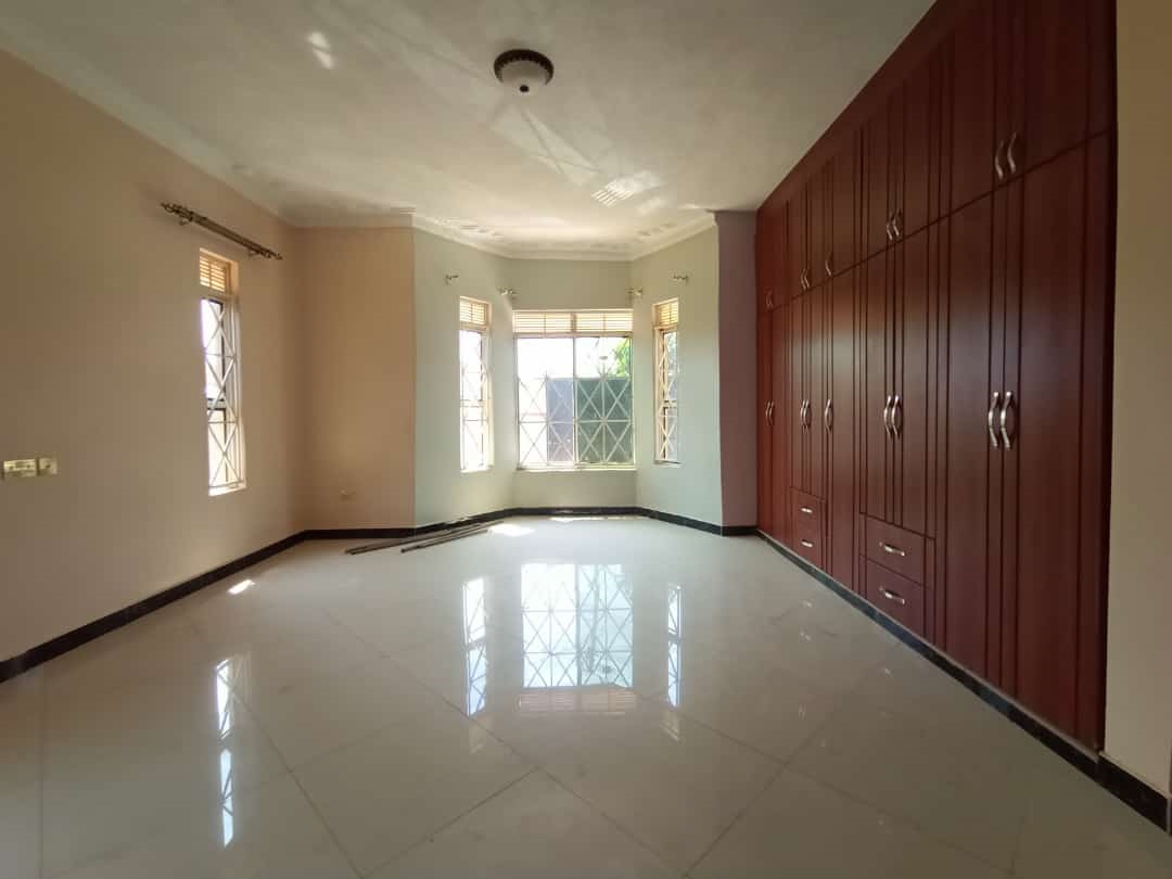 Bungalow for rent in Kira Wakiso