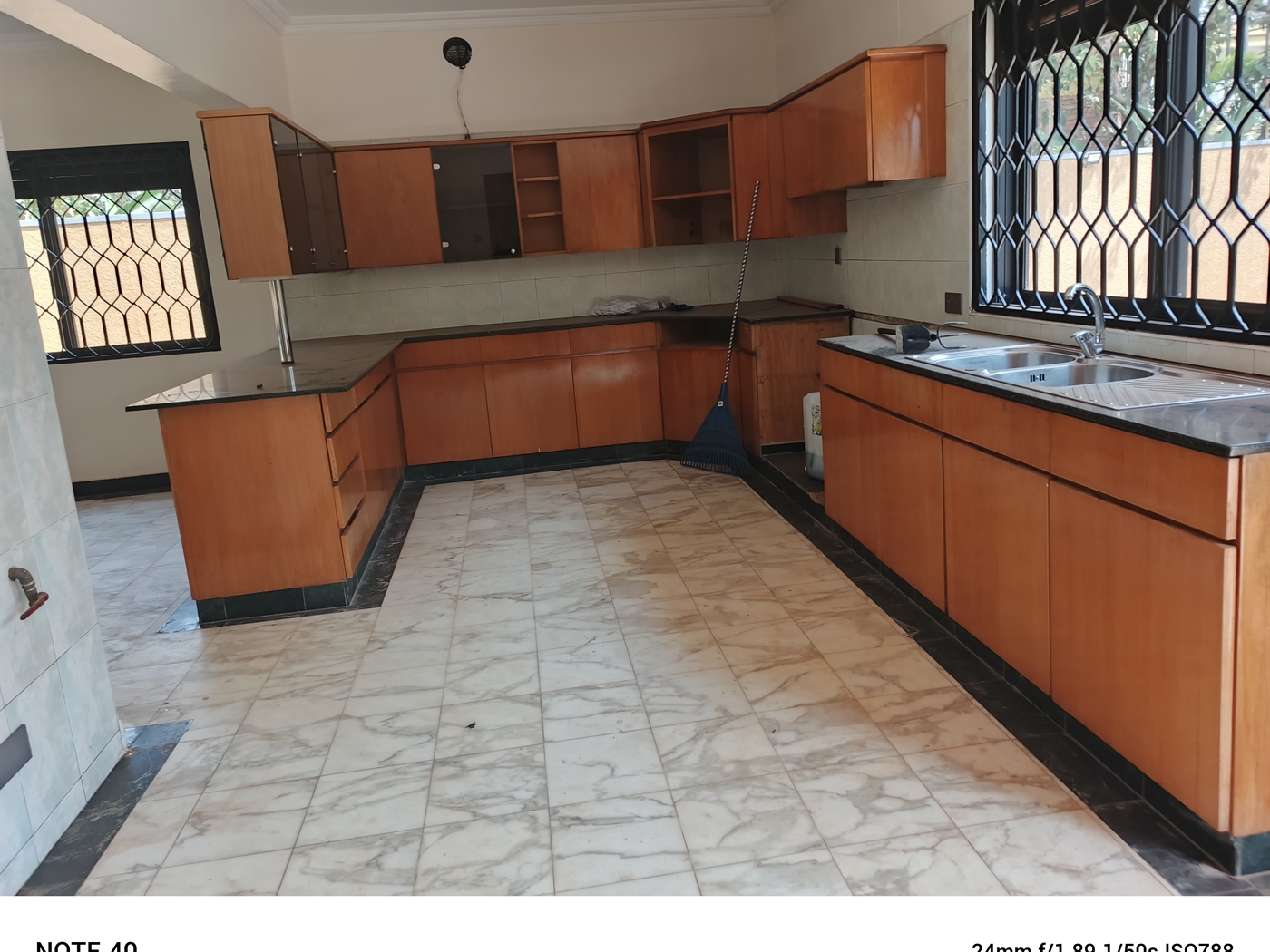 Bungalow for rent in Bugoloobi Kampala