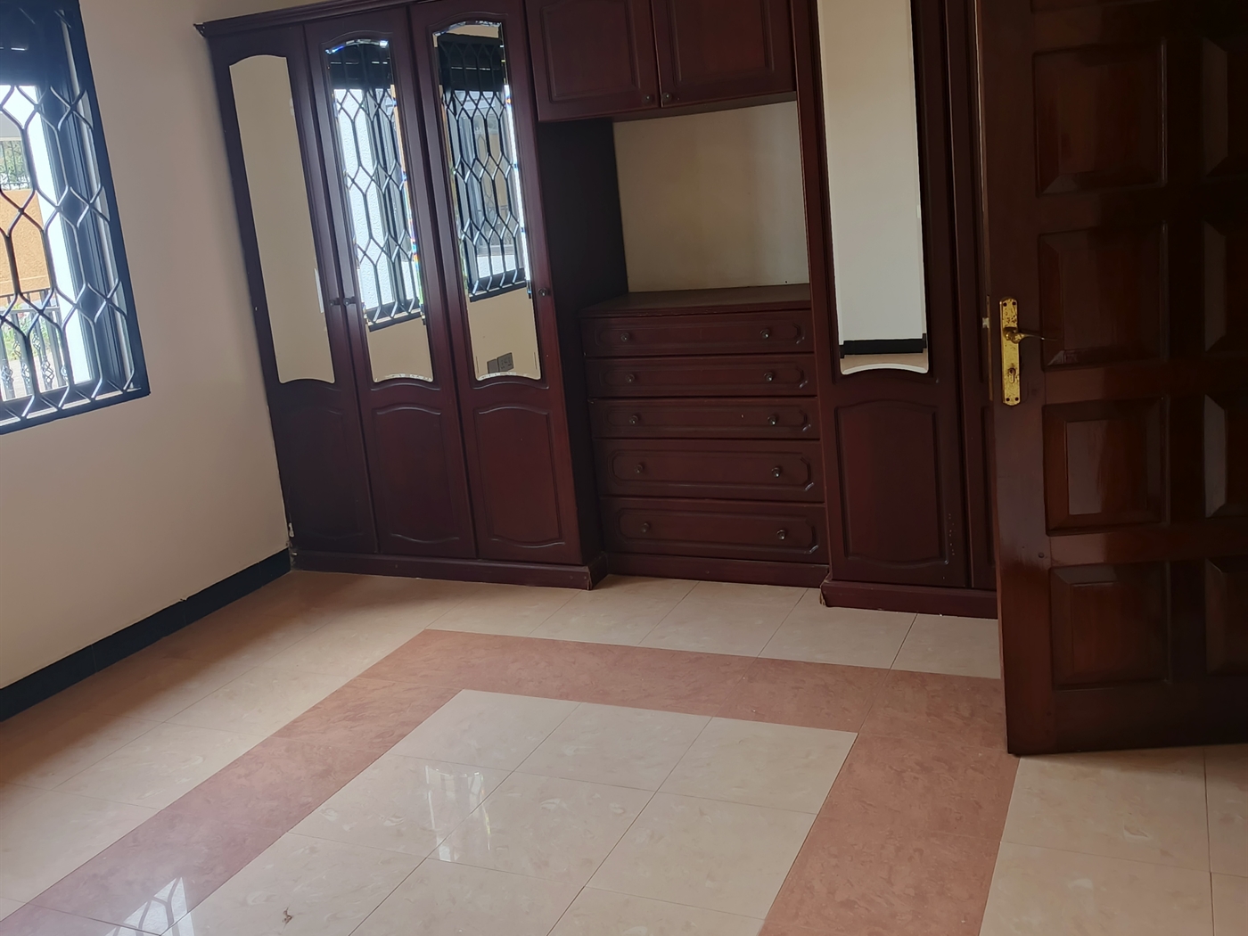 Bungalow for rent in Bugoloobi Kampala