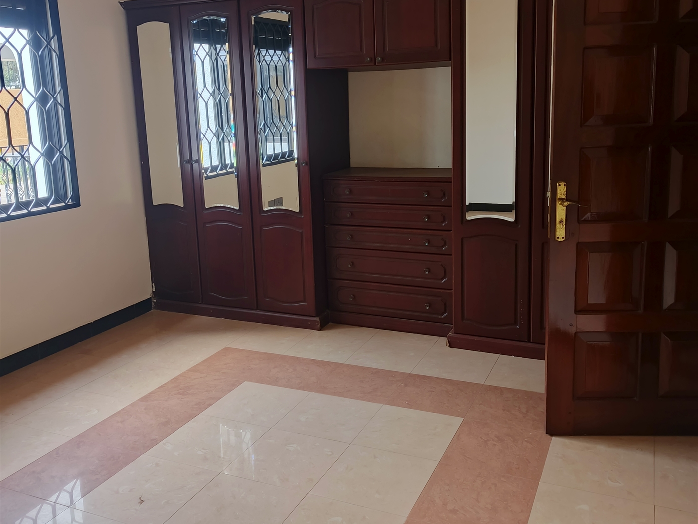 Bungalow for rent in Bugoloobi Kampala