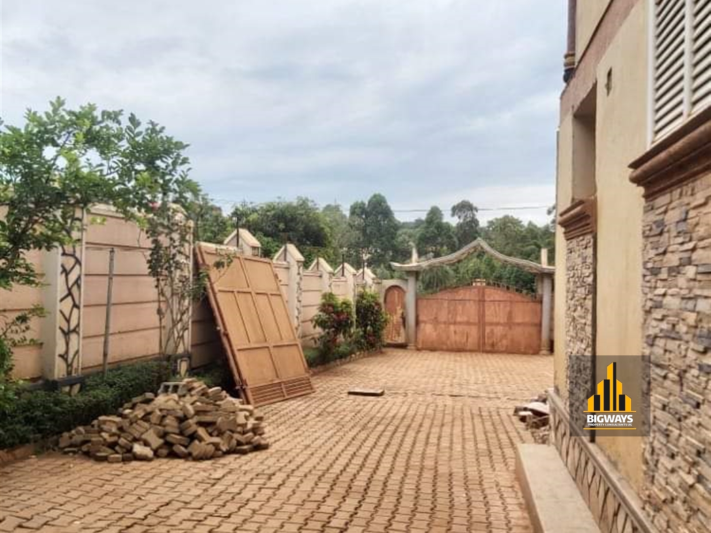 Storeyed house for sale in Kitende Wakiso