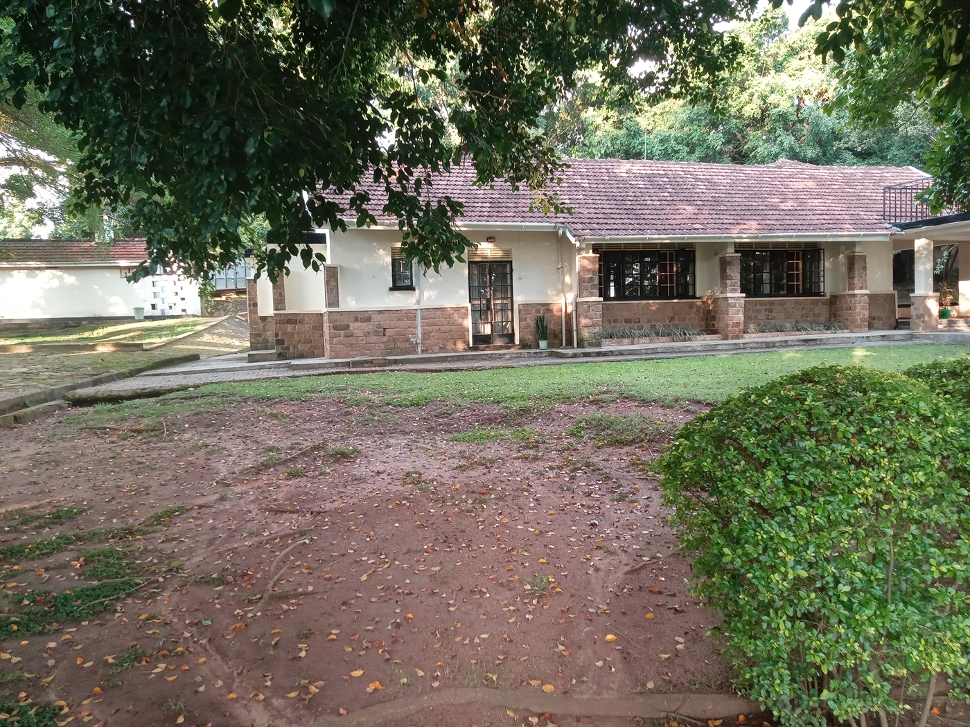 Bungalow for rent in Seniorquarter Mbaale