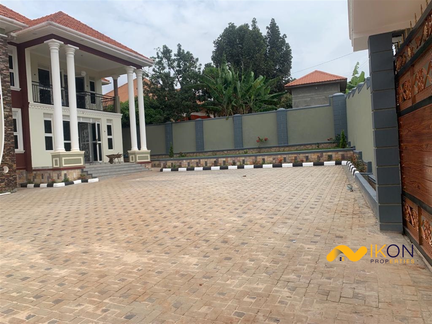 Storeyed house for sale in Seguku Wakiso