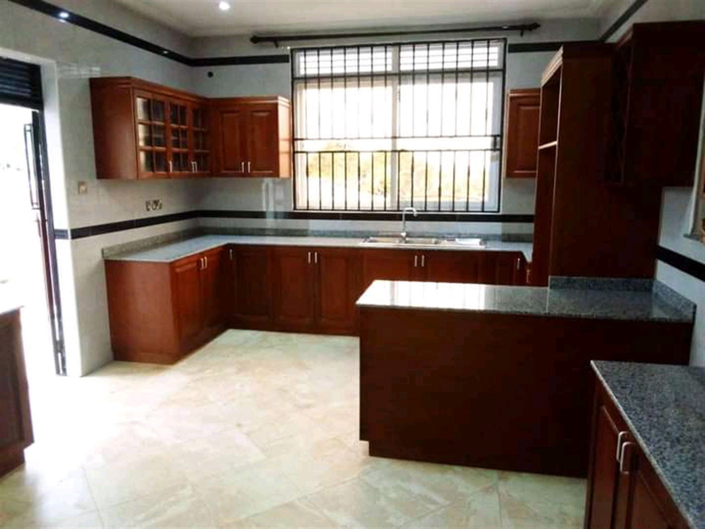 Mansion for sale in Kigo Wakiso