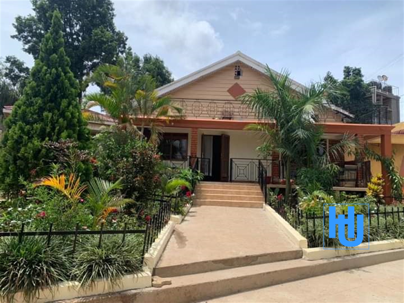 Mansion for sale in Bukoto Wakiso