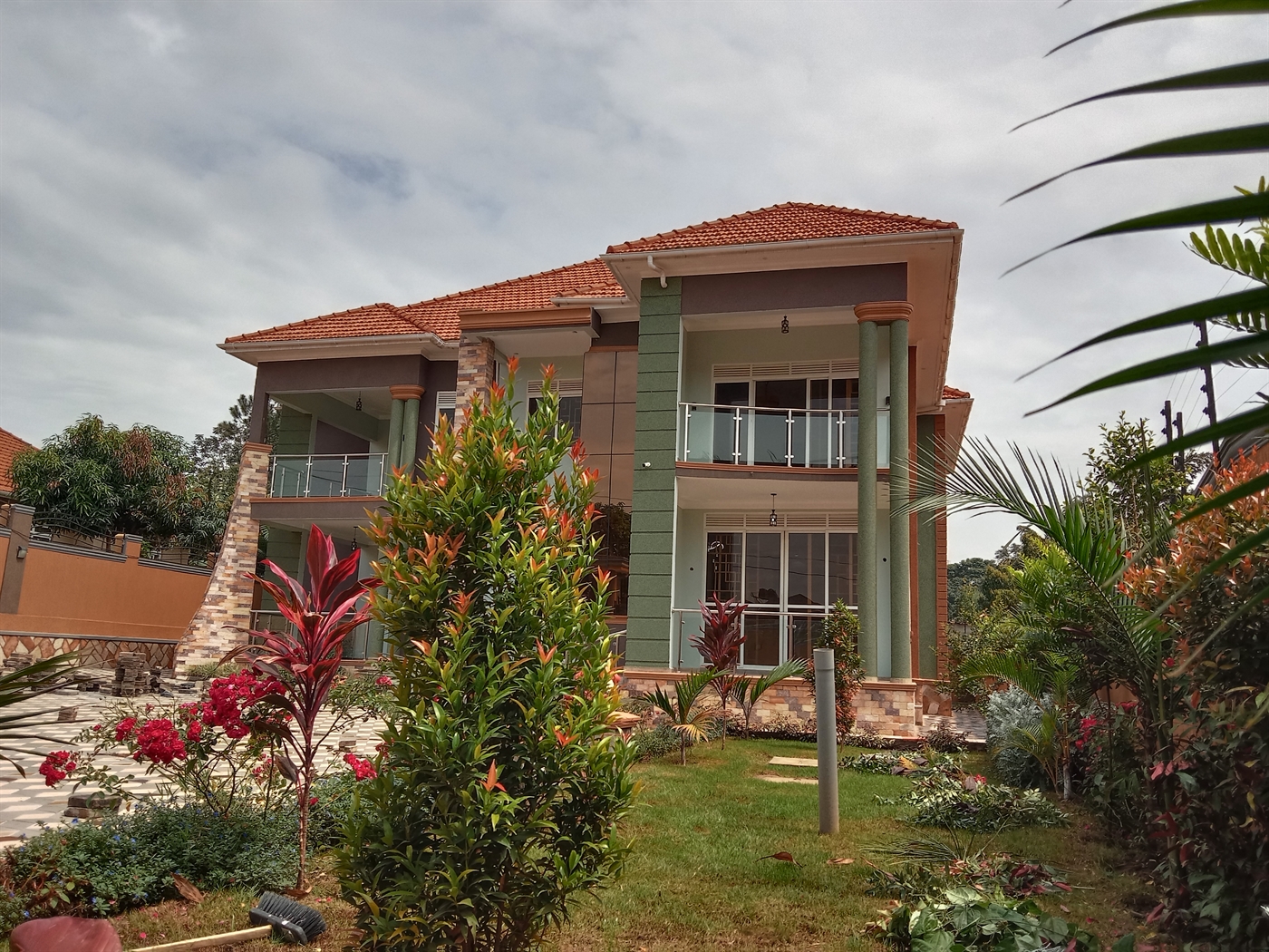 Mansion for sale in Kira Wakiso