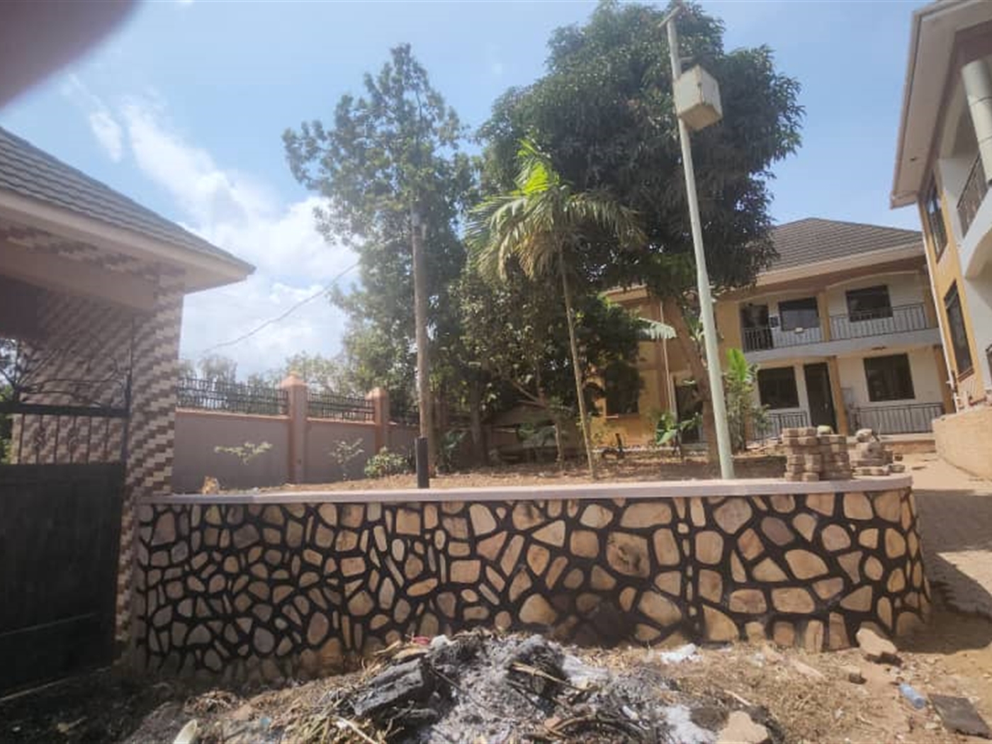 Mansion for sale in Mutundwe Wakiso