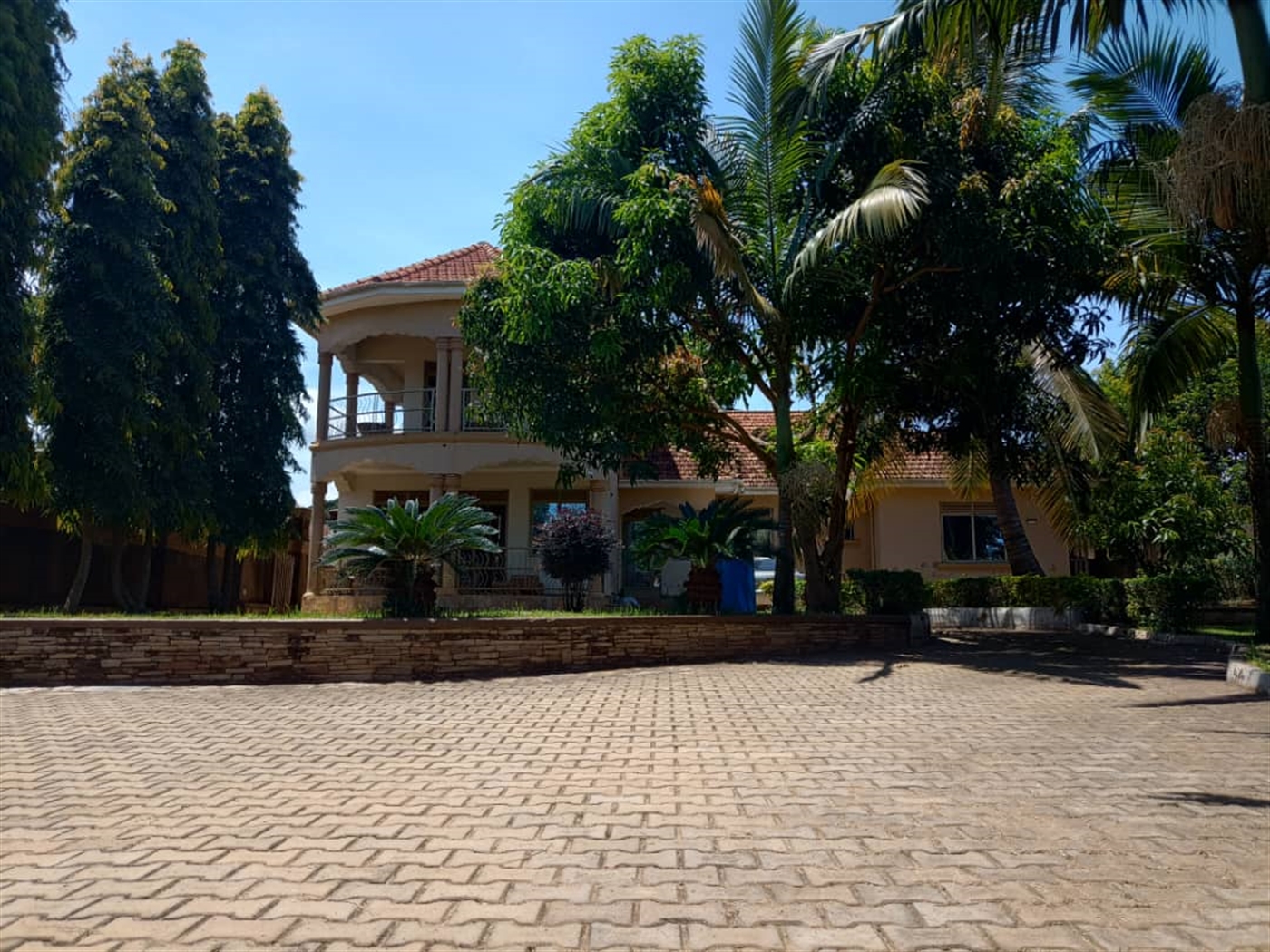 Storeyed house for sale in Kitubulu Wakiso