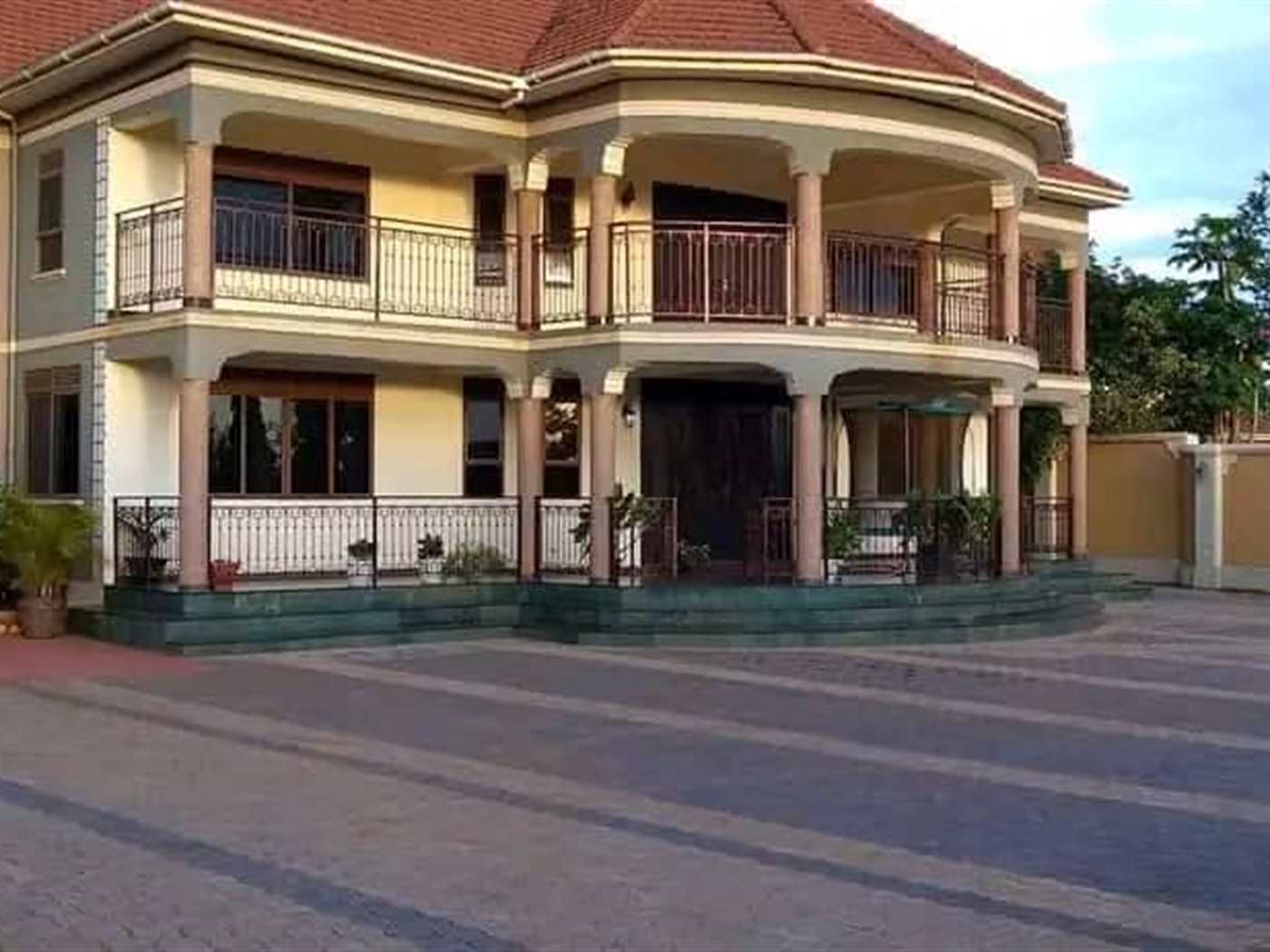 Mansion for sale in Kira Wakiso