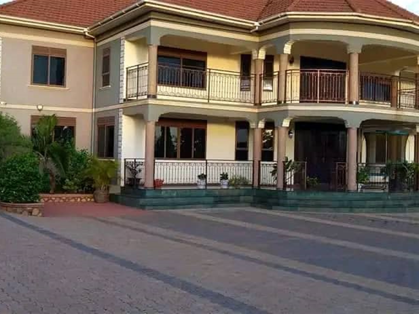 Mansion for sale in Kira Wakiso