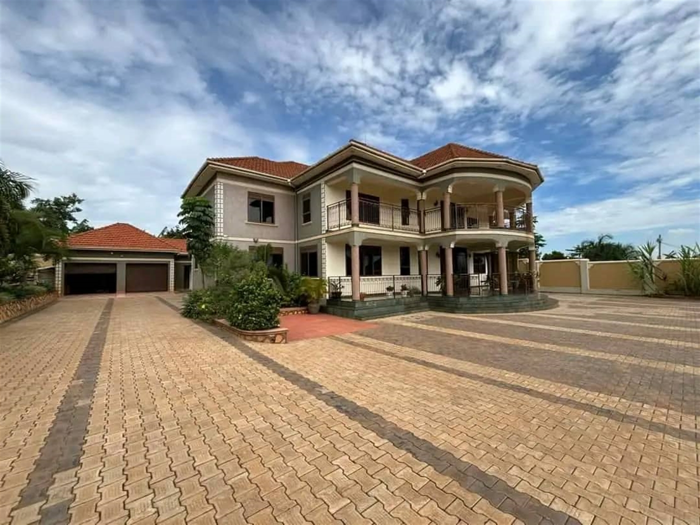 Mansion for sale in Kira Wakiso