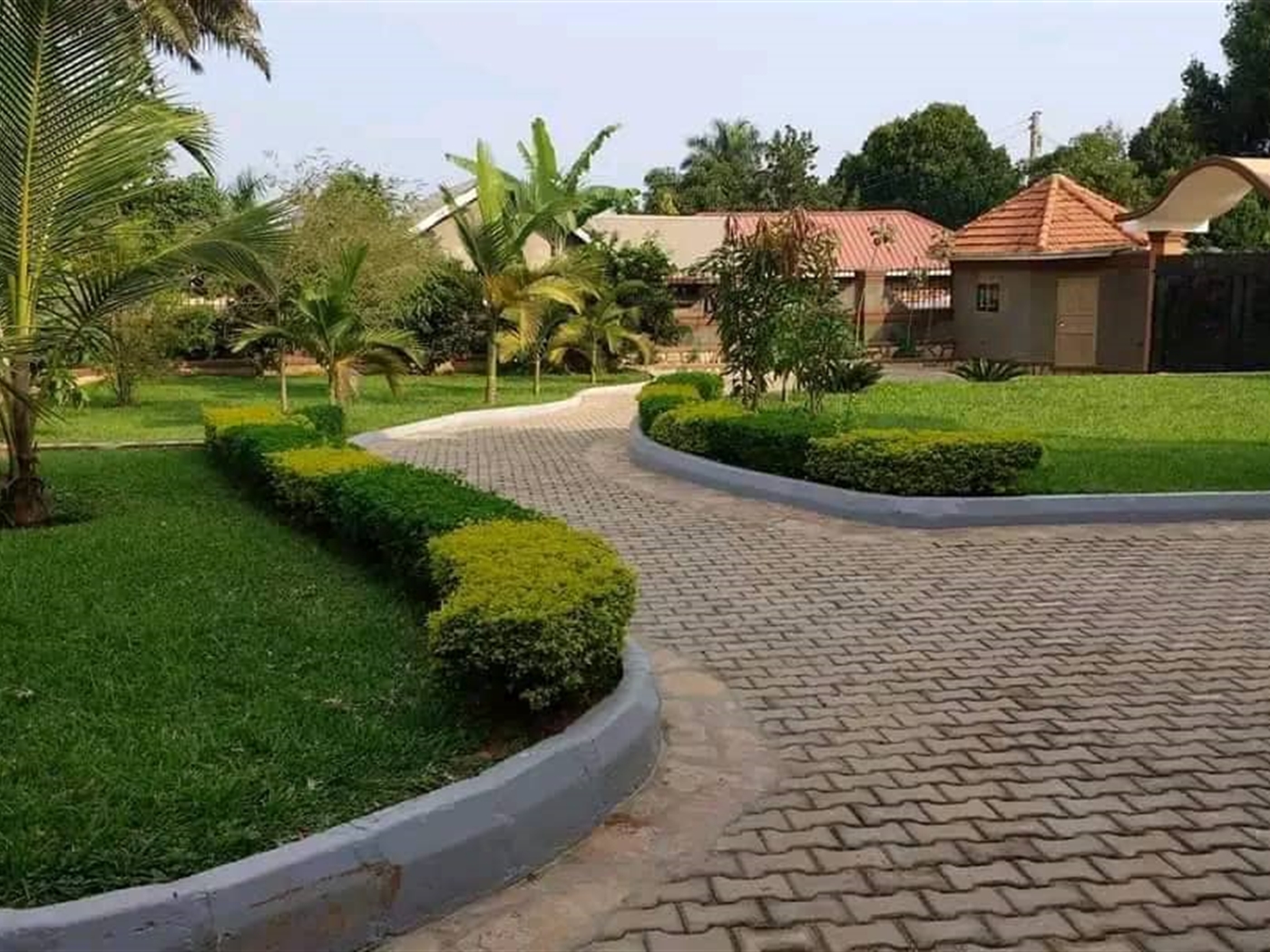 Mansion for sale in Kira Wakiso