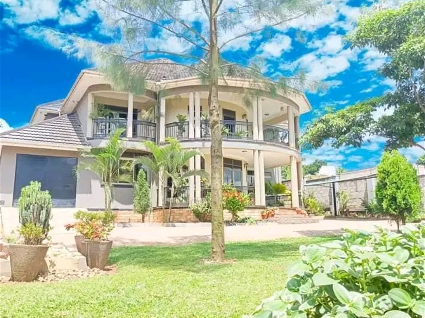 Mansion for sale in Kisaasi Wakiso