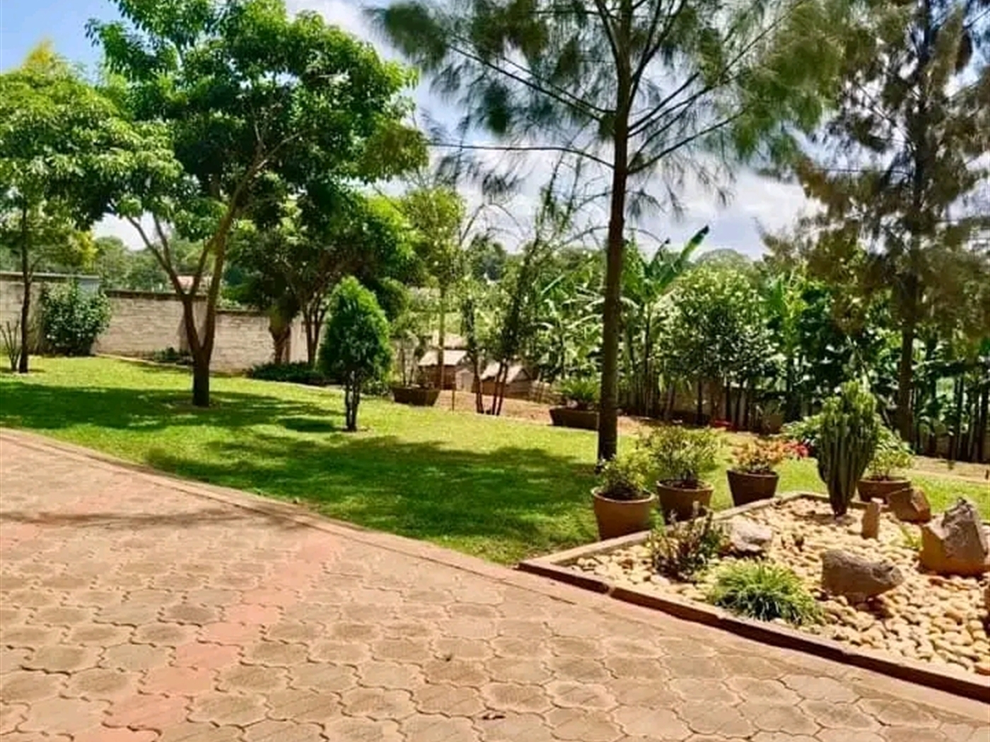 Mansion for sale in Kisaasi Wakiso