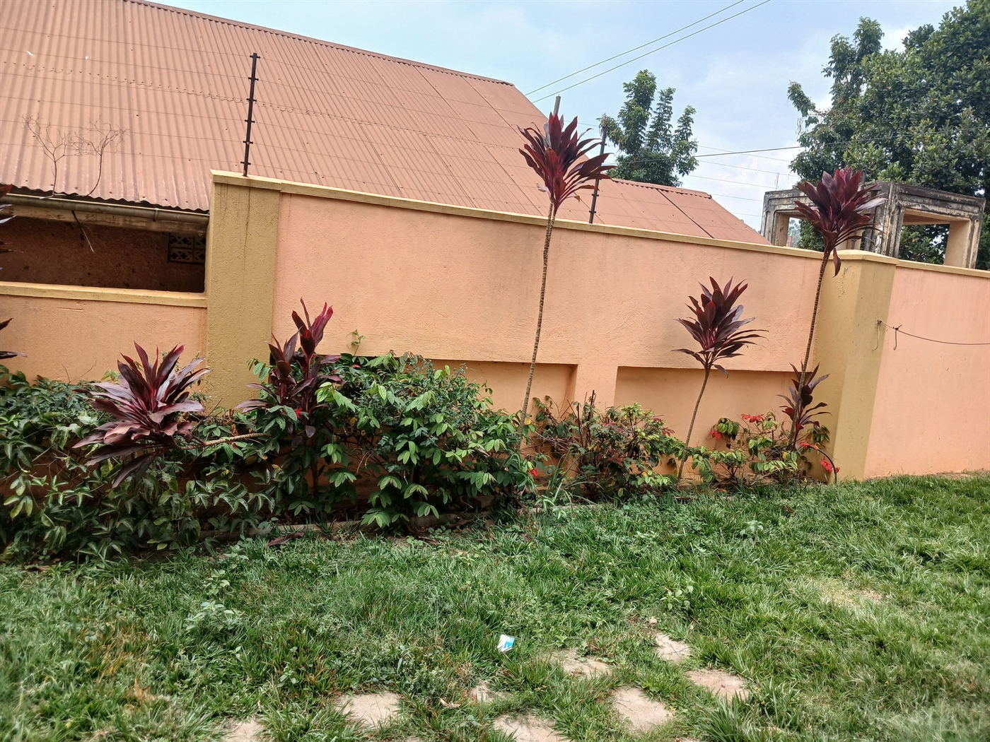 Duplex for sale in Kigoowa Kampala