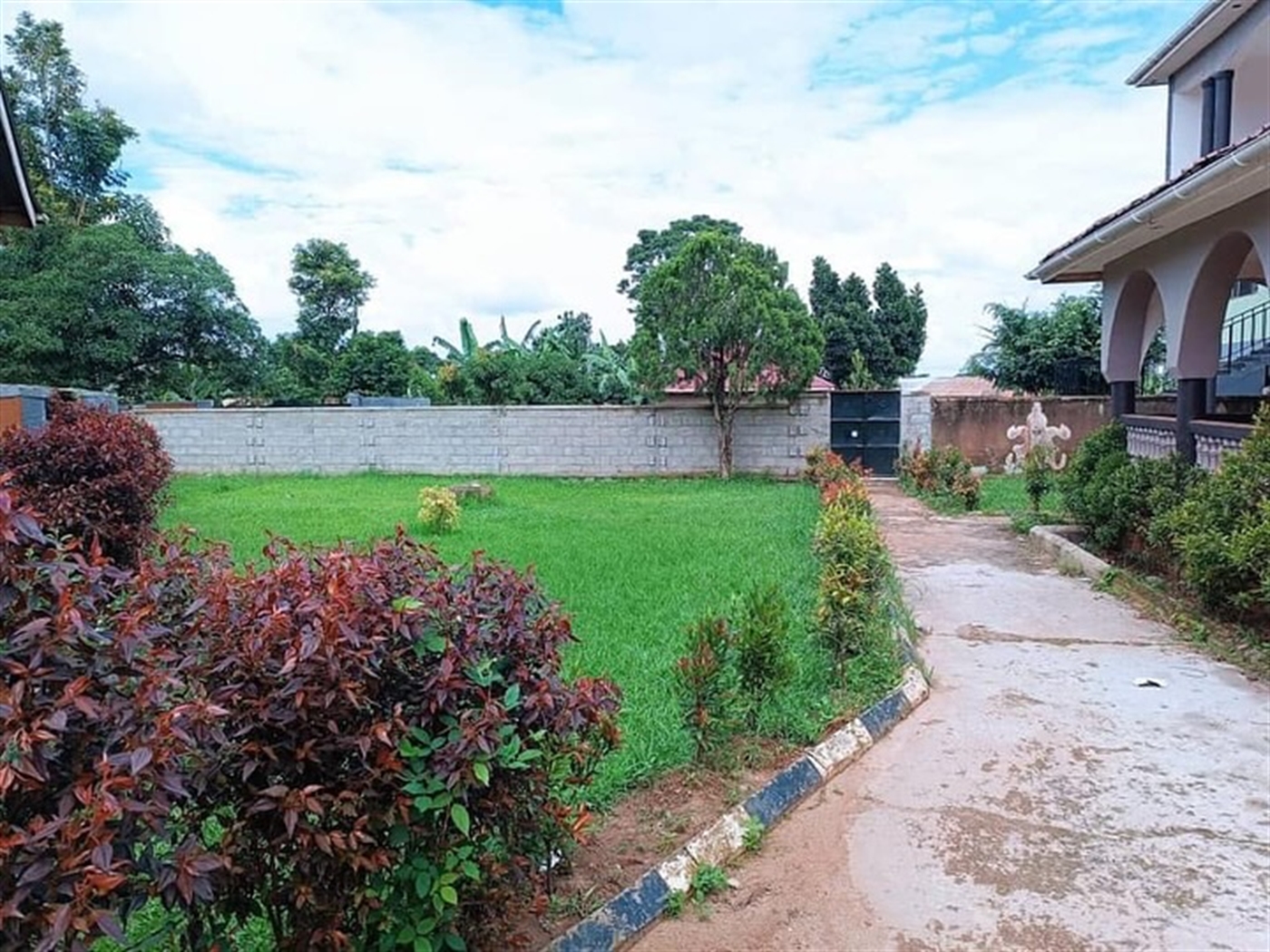 Storeyed house for sale in Kasangatii Wakiso