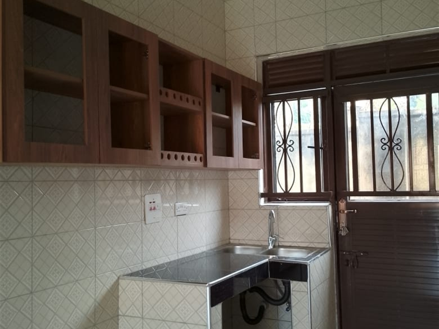 Bungalow for rent in Kiwaatule Kampala