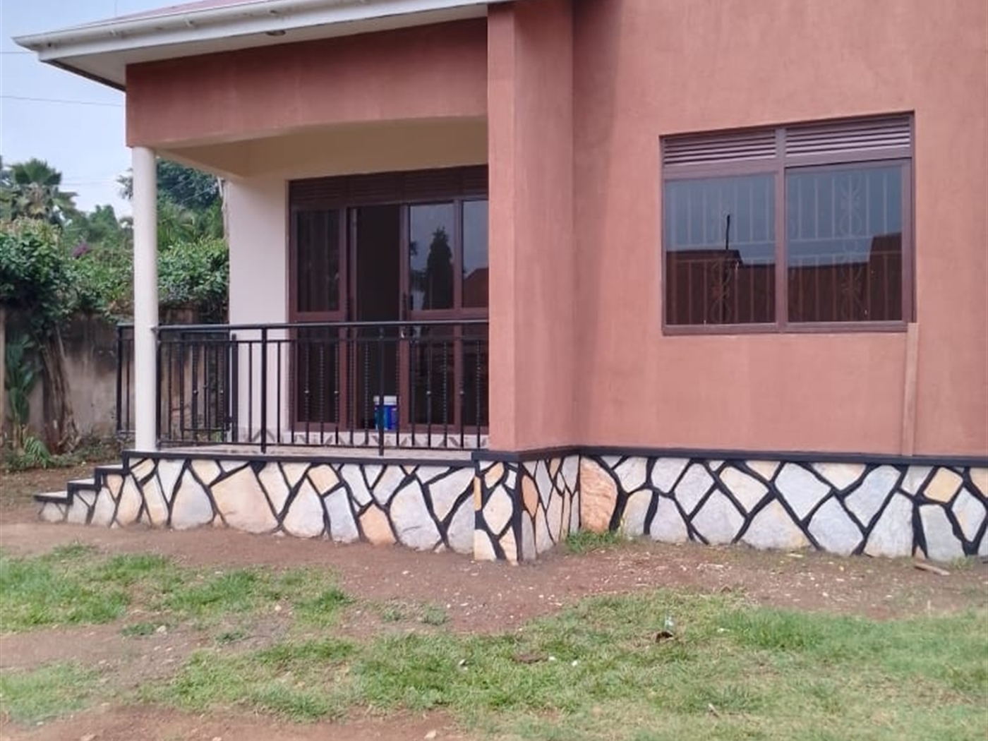 Bungalow for rent in Kiwaatule Kampala