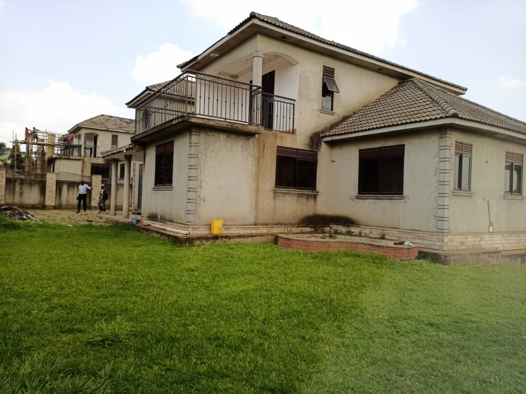 Storeyed house for sale in Kawuku Wakiso