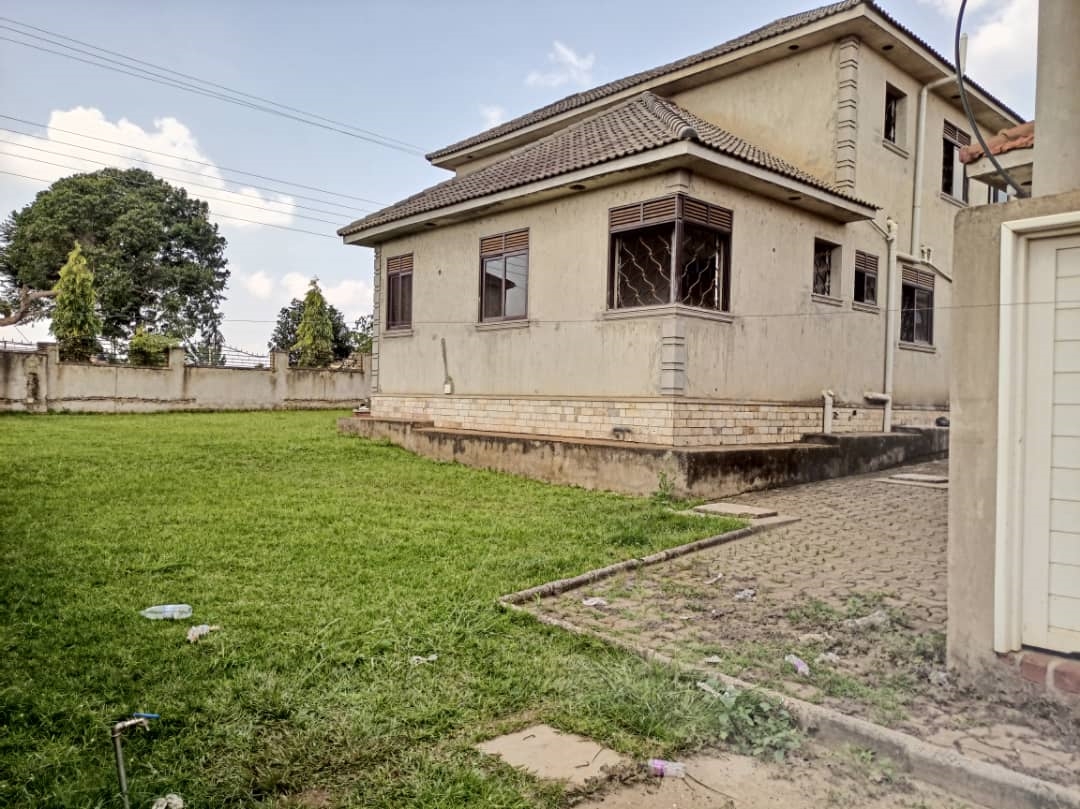 Storeyed house for sale in Kawuku Wakiso