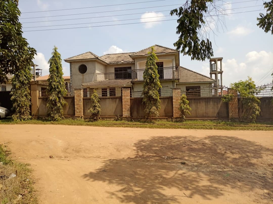 Storeyed house for sale in Kawuku Wakiso