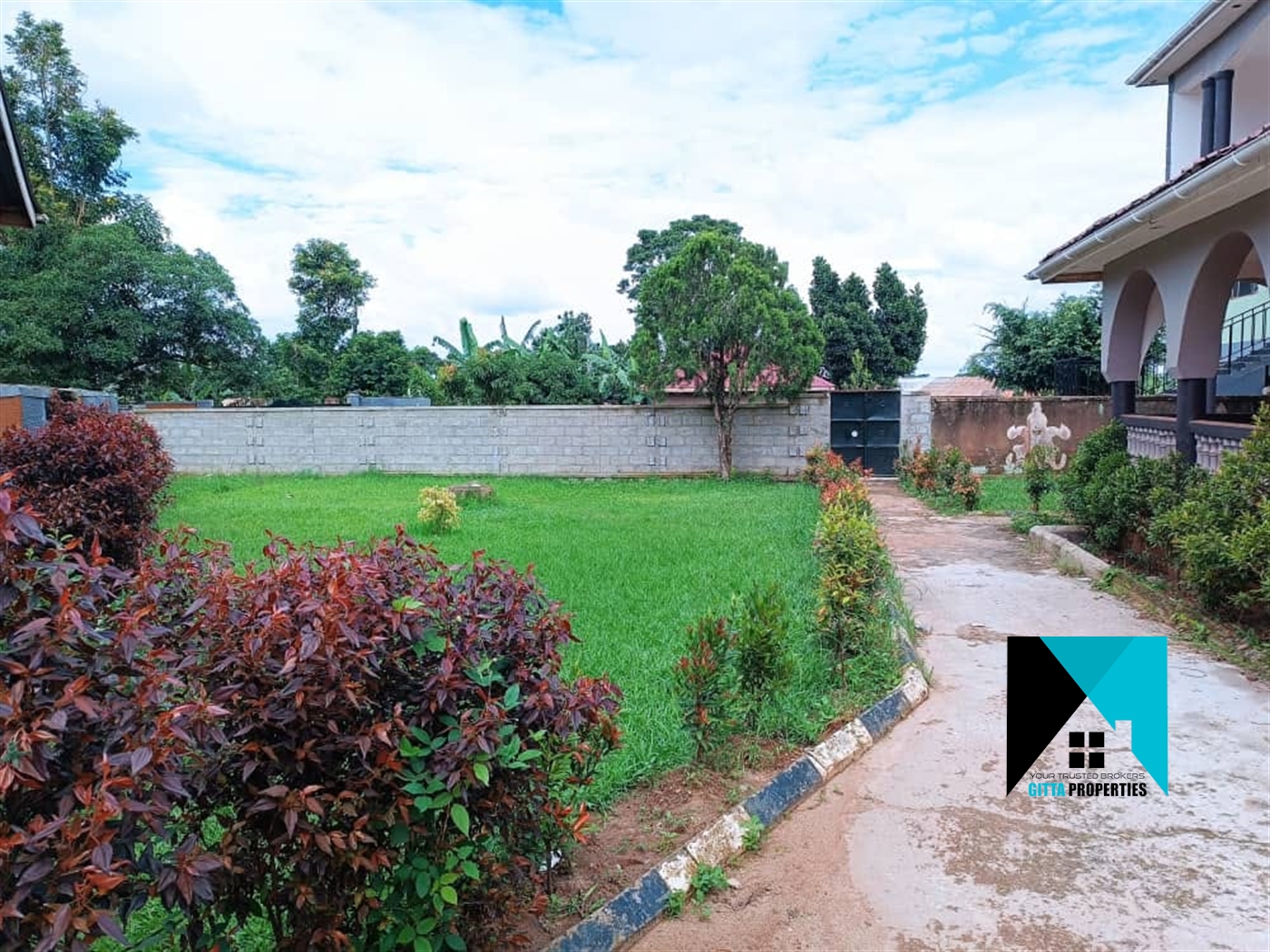 Storeyed house for sale in Kasangatii Wakiso