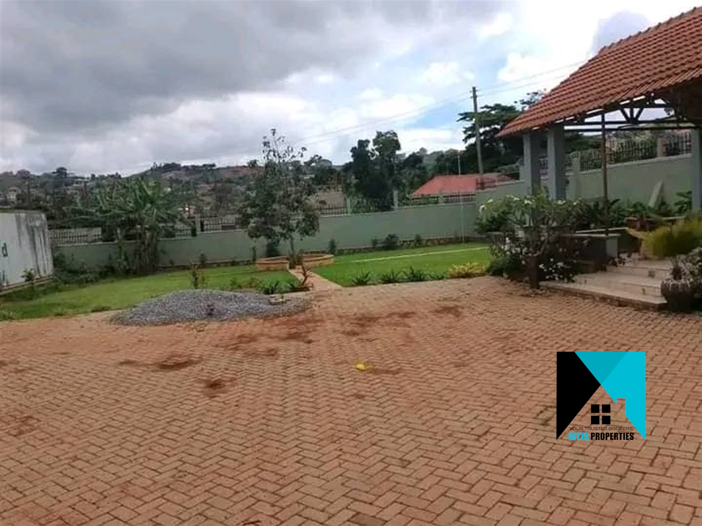 Storeyed house for sale in Bwebajja Wakiso