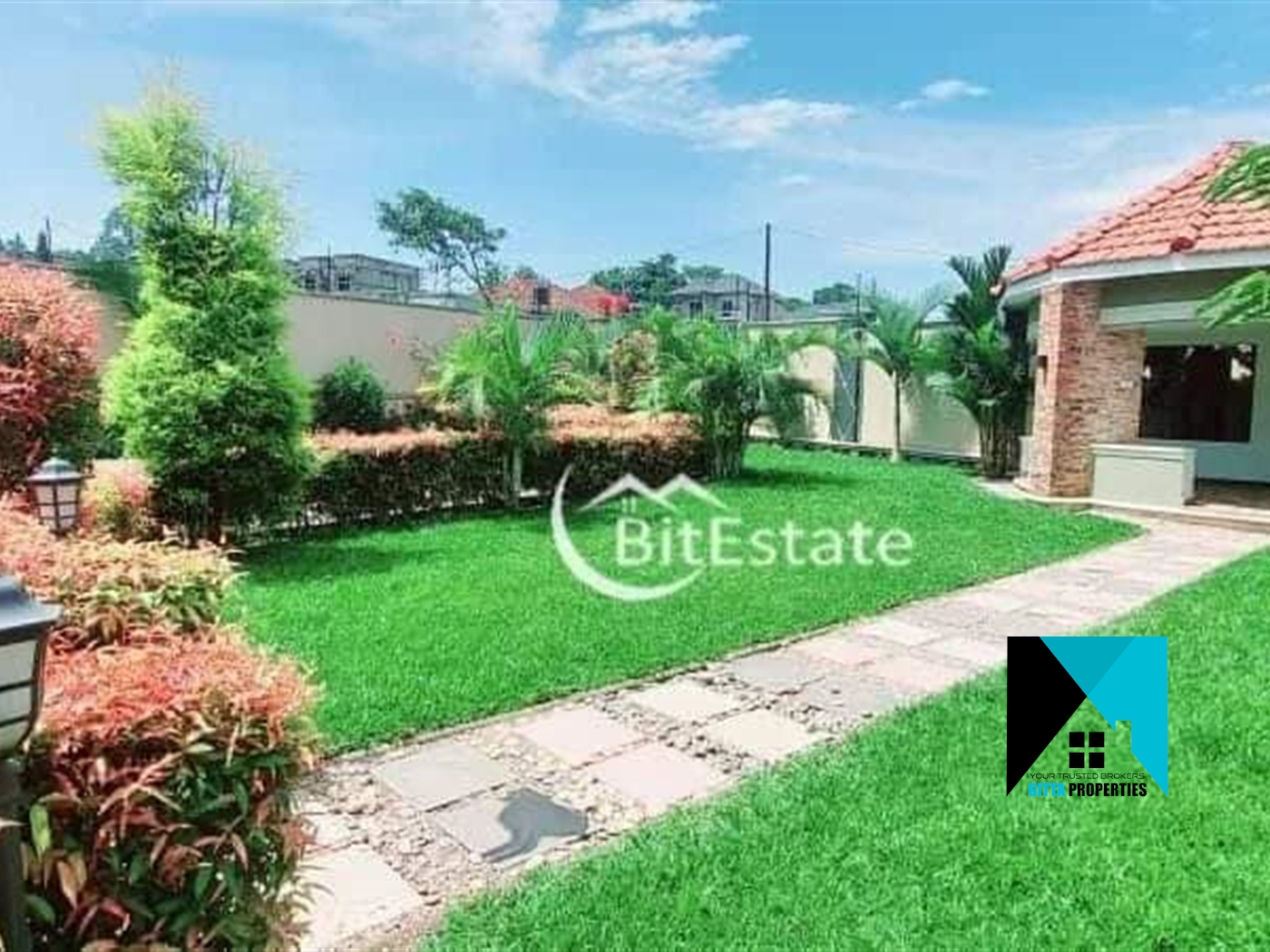 Storeyed house for sale in Kitukutwe Wakiso