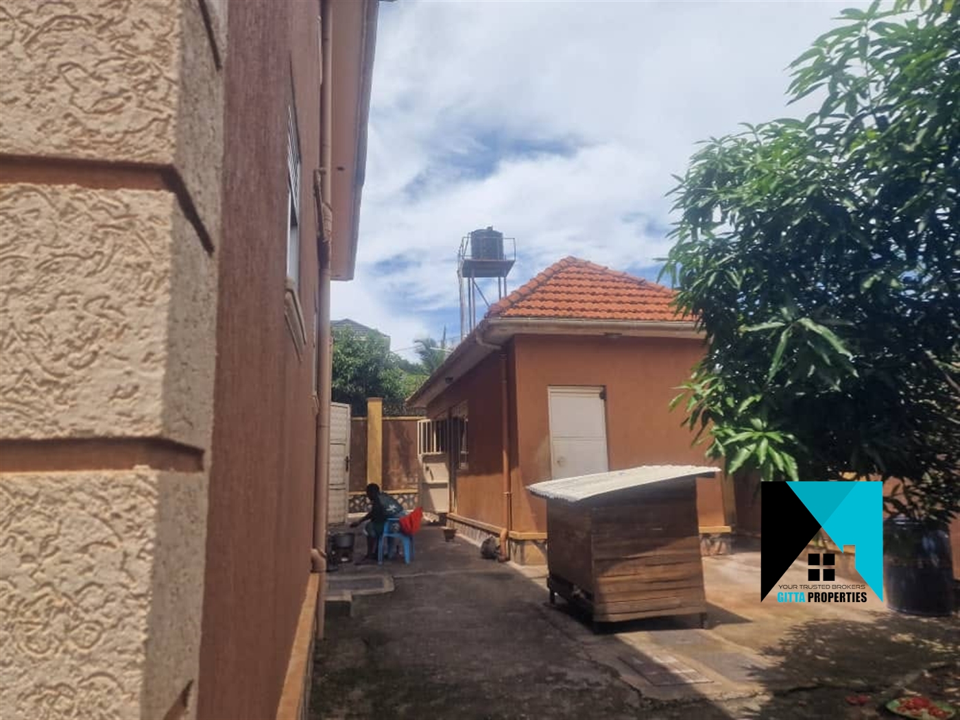 Storeyed house for sale in Bwebajja Wakiso