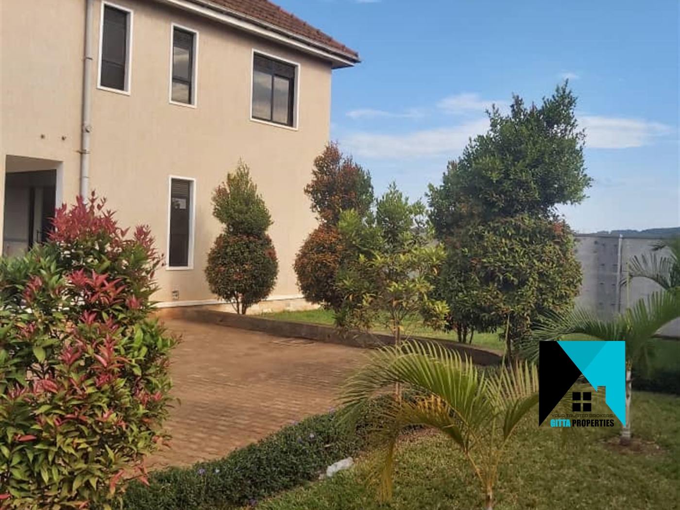 Storeyed house for sale in Kitendekitovu Wakiso