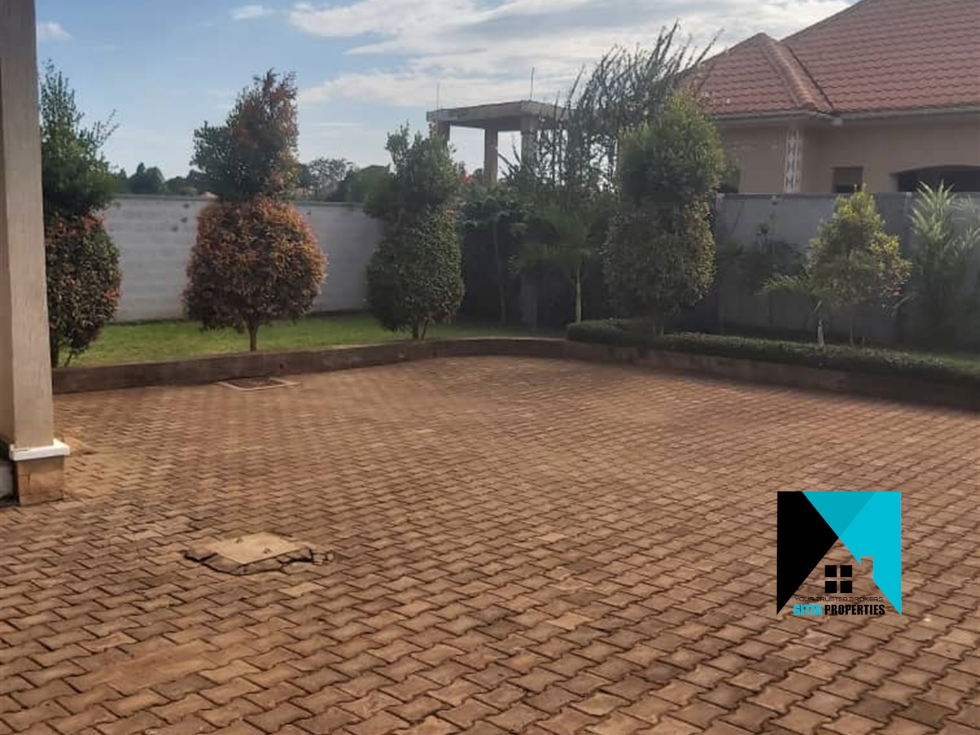 Storeyed house for sale in Kitendekitovu Wakiso