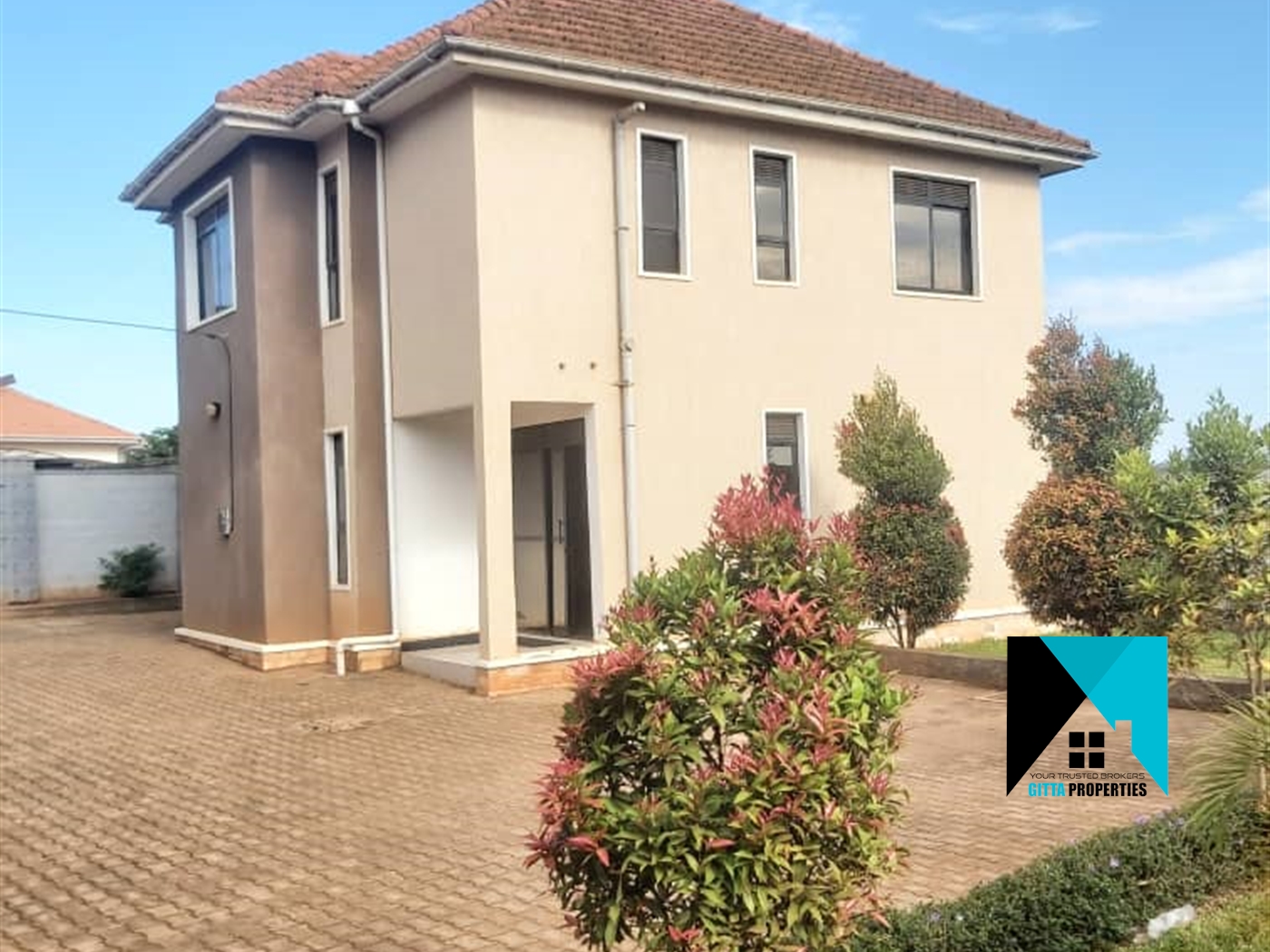 Storeyed house for sale in Kitendekitovu Wakiso