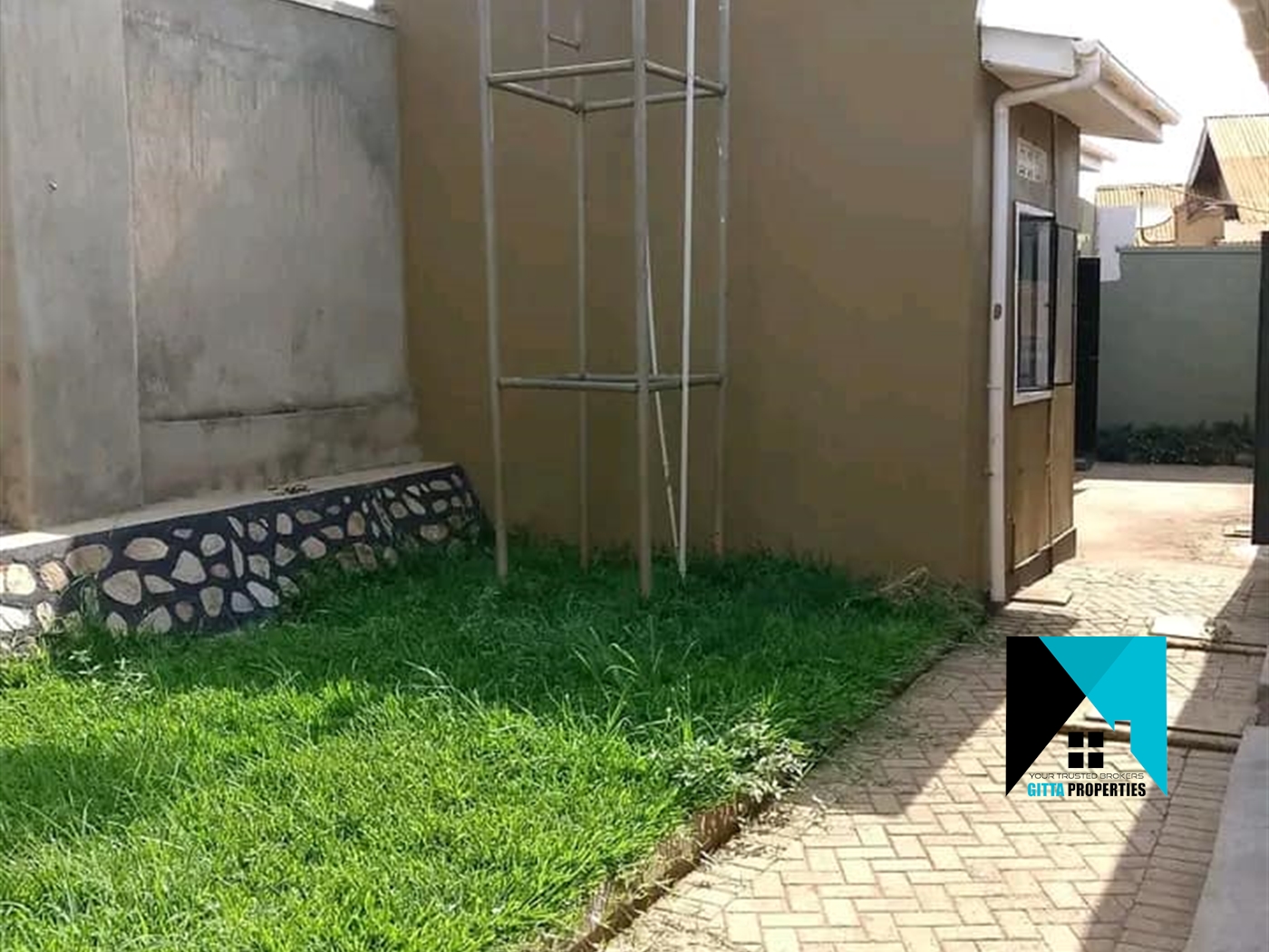 Bungalow for rent in Mutungo Kampala