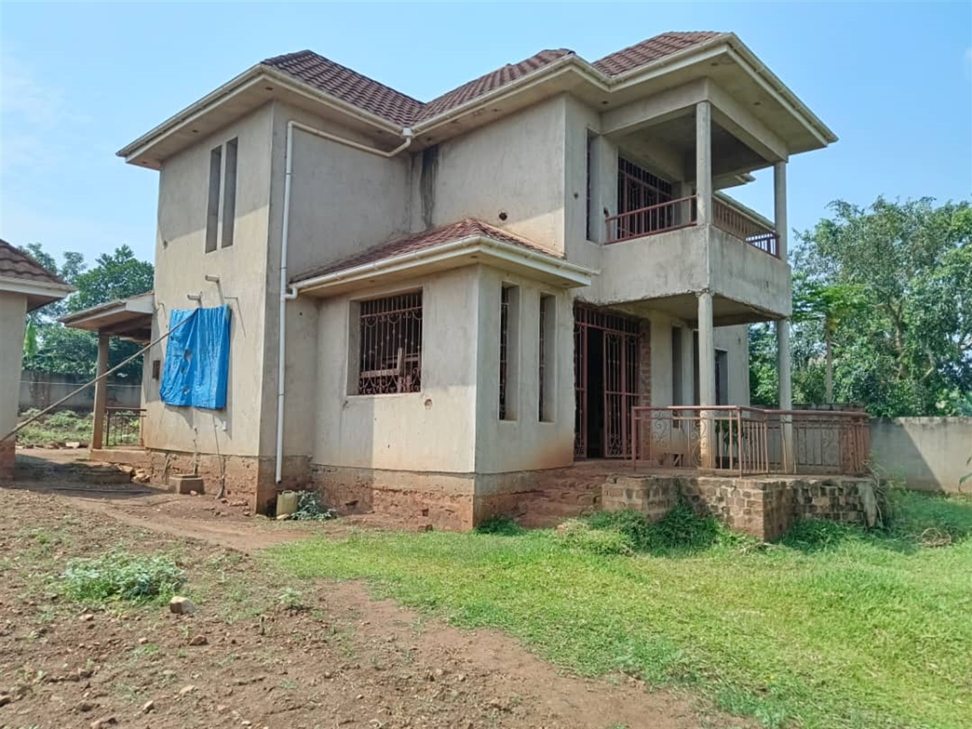 Storeyed house for sale in Kitukutwe Wakiso